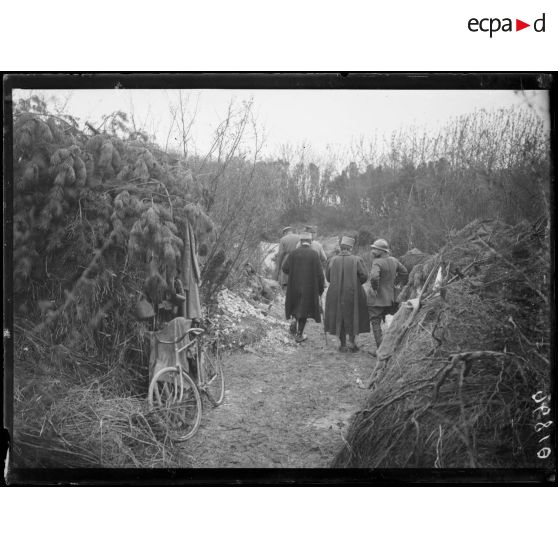 [Des autorités militaires se dirigent vers un campement.]