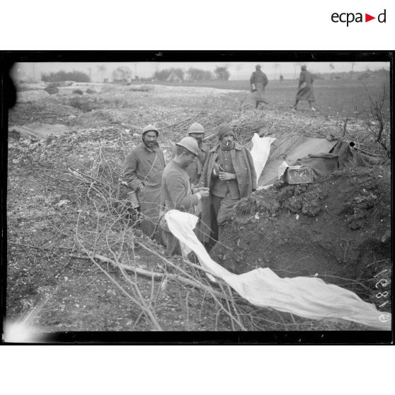 [Des soldats marocains dans une tranchée, à Boves.]