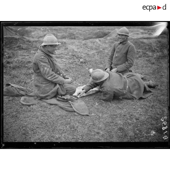 [Photographie de groupe rassemblant trois soldats.]