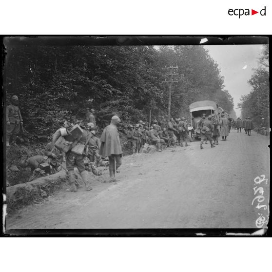 [Rassemblement de troupes itailennes le long d'une route de campagne, arrivées dans la Marne.]