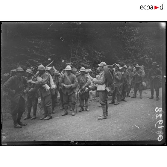 [Photographie de groupe rassemblant des soldats italiens sur une route de campagne, dans la Marne.]