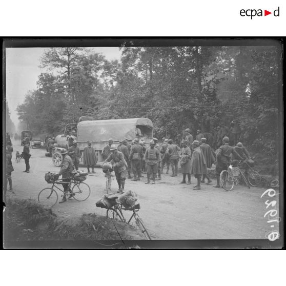 [Rassemblement de soldats italiens sur une route de campagne, arrivés dans la Marne.]