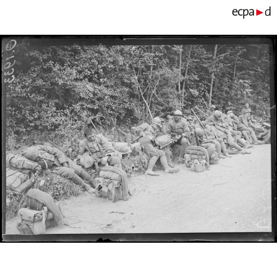 [Des soldats italiens se reposent le long d'une route de campagne, dans la Marne.]