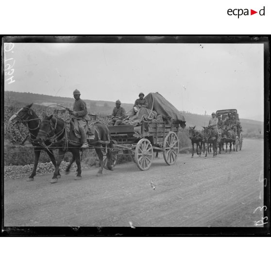 [Des soldats italiens en voitures hippomobiles, sur une route de campagne, dans la Marne.]