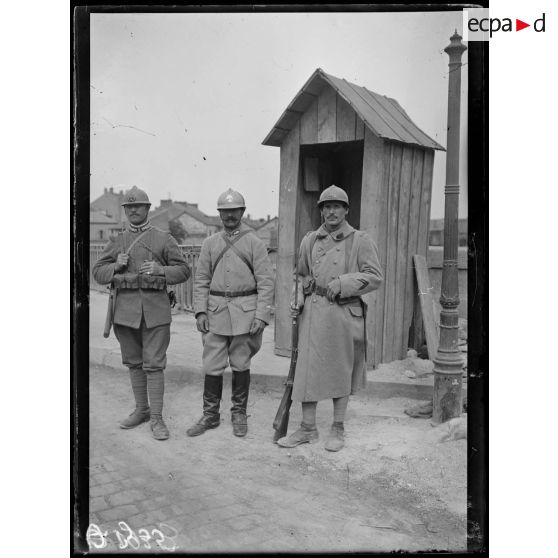 [Photographie de groupe rassemblant trois soldats italiens.]