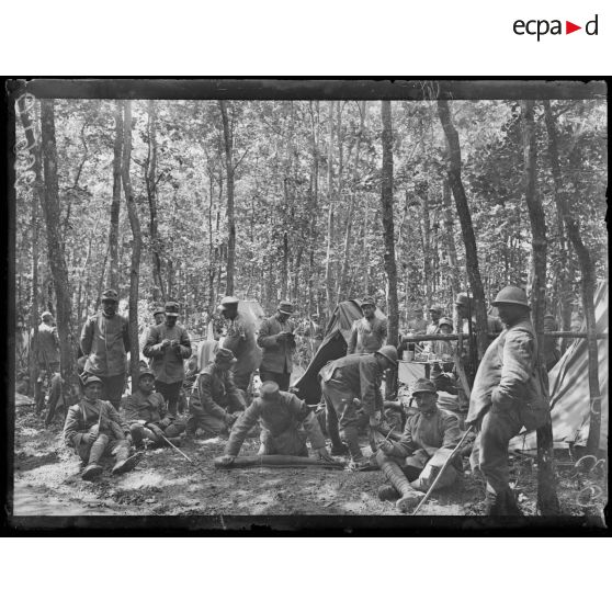 [Scène de la vie quotidienne dans un campement italien, en pleine forêt, dans la Marne.]