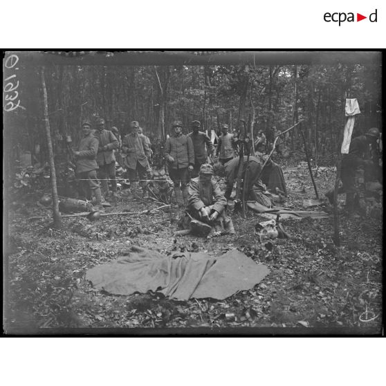 [Scène de la vie quotidienne dans un campement italien, en pleine forêt, dans la Marne : installation et montage des tentes.]