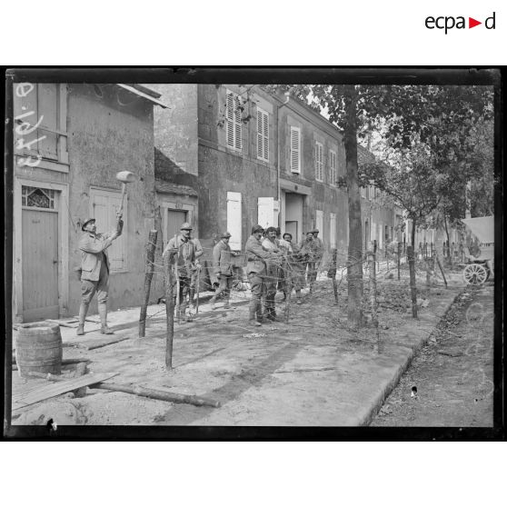 [Pose de barbelés sur un trottoir, à Reims.]