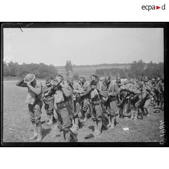 [Troupes américaines à l'entraînement dans la Marne. Essai du masque à gaz]