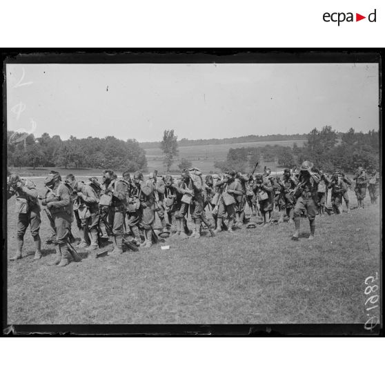 [Troupes américaines à l'entraînement dans la Marne. Essai du masque à gaz]