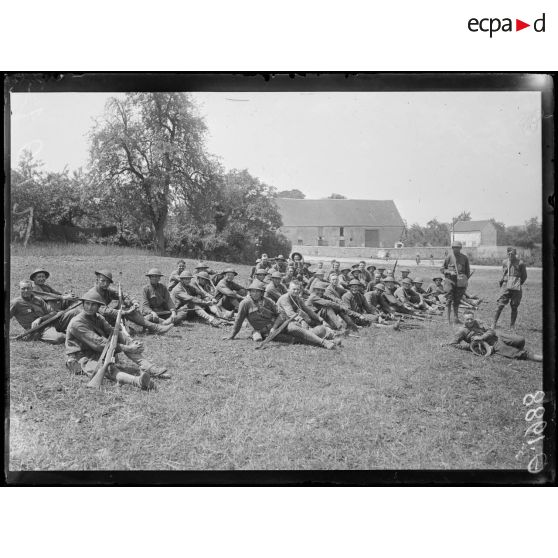 [Troupes américaines à l'entraînement dans la Marne. Repos]