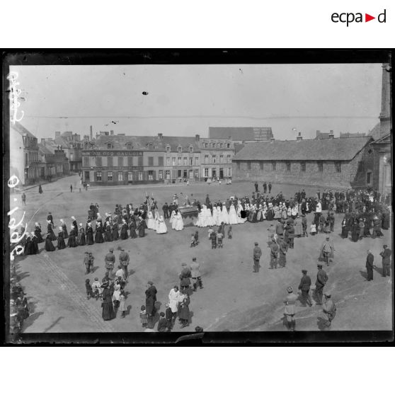 [Vue d'une procession, à Cassel, dans le Nord.]