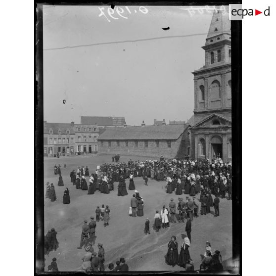 [Vue d'une procession, à Cassel, dans le Nord.]