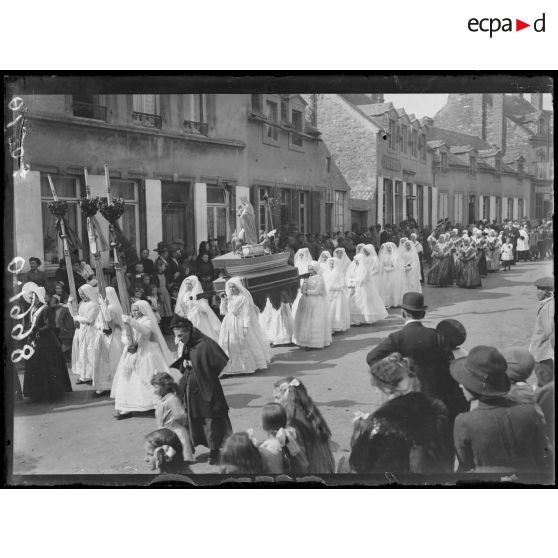 [Vue d'une procession dans les rues de Cassel, dans le Nord.]