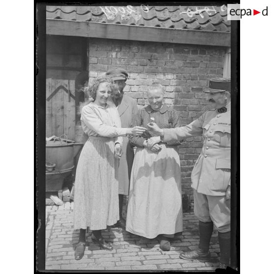 [Portrait d'une famille, à la campagne, dans le Nord.]