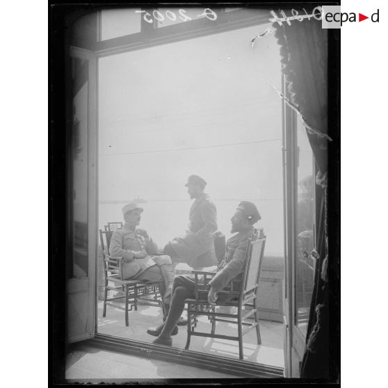 [Photographie de groupe rassemblant des autorités militaires assises sur un balcon, face à la mer.]