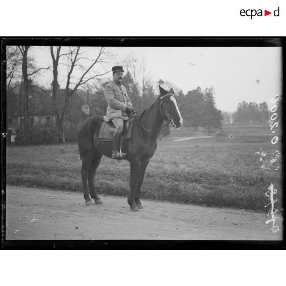 [Portrait d'une autorité militaire à cheval.]