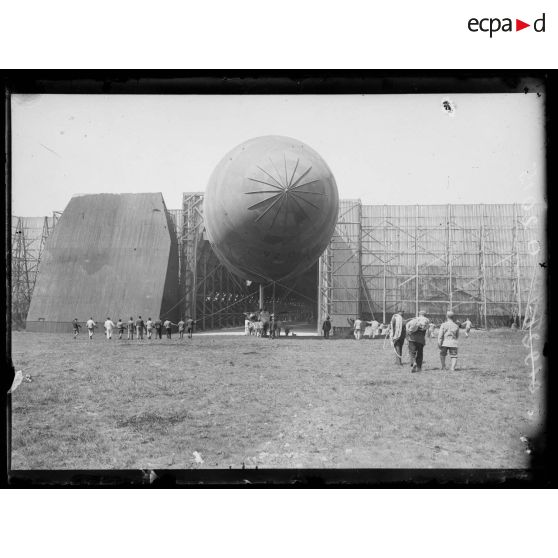 [Vue d'une manoeuvre de dirigeable sur un camp d'aviation, à Marquise, dans le Pas-de-Calais.]