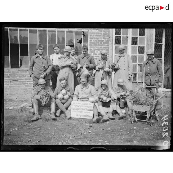 [Photographie d'un groupe de soldats dans un cantonnement.]