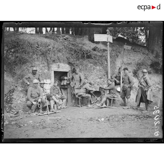 [Photographie d'un groupe de soldats dans un cantonnement.]