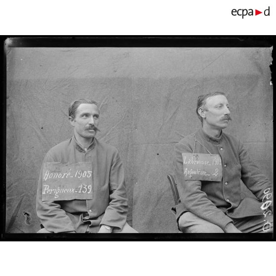 [Portrait de deux soldats qui portent sur le torse une pancarte comportant leur nom, leur classe, un lieu d'incorporation et un numéro matricule.]