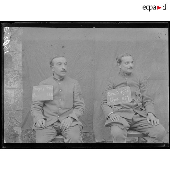 [Portrait de deux soldats qui portent sur le torse une pancarte comportant leur nom, leur classe, un lieu d'incorporation et un numéro matricule.]