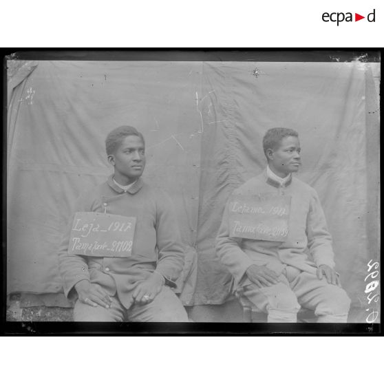 [Portrait de deux soldats qui portent sur le torse une pancarte comportant leur nom, leur classe, un lieu d'incorporation et un numéro matricule.]