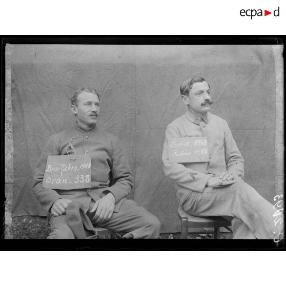 [Portrait de deux soldats qui portent sur le torse une pancarte comportant leur nom, leur classe, un lieu d'incorporation et un numéro matricule.]