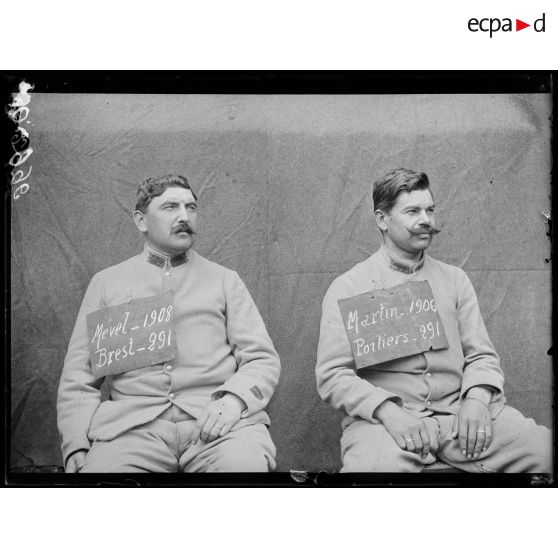 [Portrait de deux soldats qui portent sur le torse une pancarte comportant leur nom, leur classe, un lieu d'incorporation et un numéro matricule.]