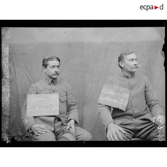 [Portrait de deux soldats qui portent sur le torse une pancarte comportant leur nom, leur classe, un lieu d'incorporation et un numéro matricule.]