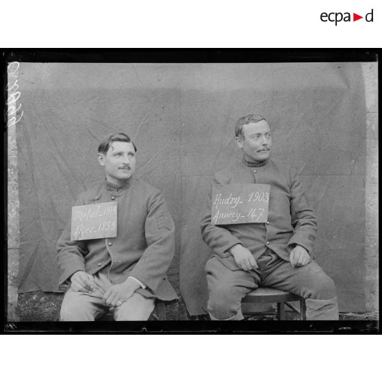 [Portrait de deux soldats qui portent sur le torse une pancarte comportant leur nom, leur classe, un lieu d'incorporation et un numéro matricule.]