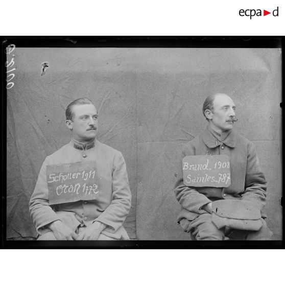 [Portrait de deux soldats qui portent sur le torse une pancarte comportant leur nom, leur classe, un lieu d'incorporation et un numéro matricule.]