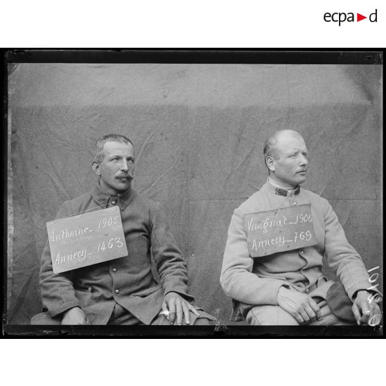 [Portrait de deux soldats qui portent sur le torse une pancarte comportant leur nom, leur classe, un lieu d'incorporation et un numéro matricule.]