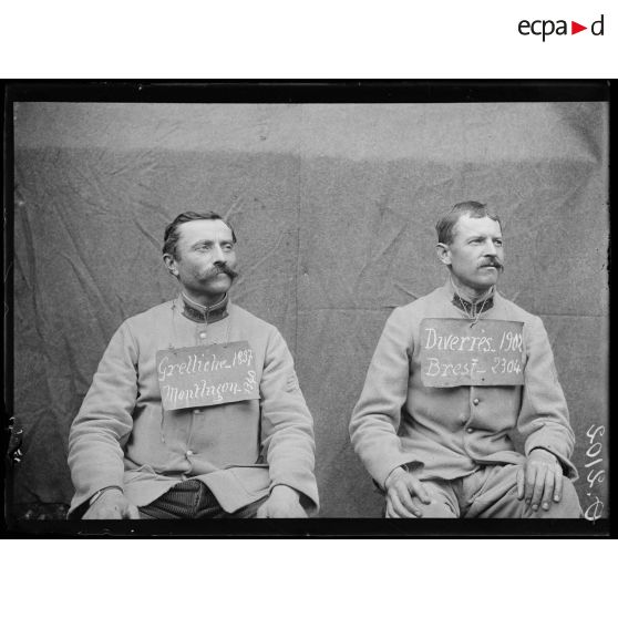 [Portrait de deux soldats qui portent sur le torse une pancarte comportant leur nom, leur classe, un lieu d'incorporation et un numéro matricule.]