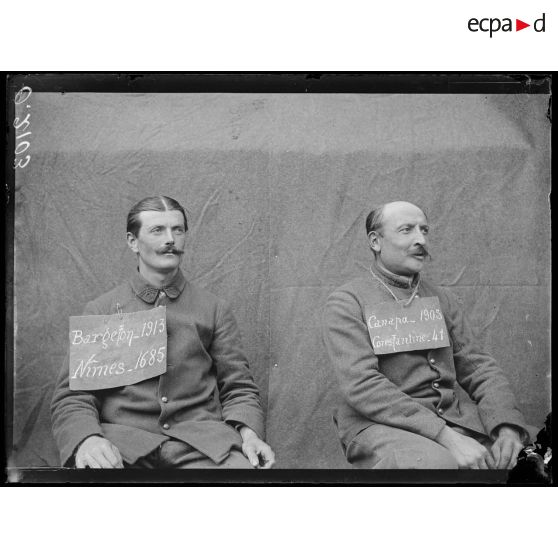 [Portrait de deux soldats qui portent sur le torse une pancarte comportant leur nom, leur classe, un lieu d'incorporation et un numéro matricule.]