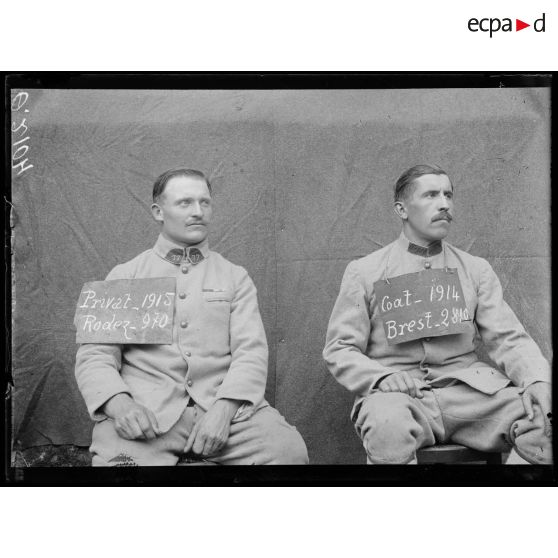 [Portrait de deux soldats qui portent sur le torse une pancarte comportant leur nom, leur classe, un lieu d'incorporation et un numéro matricule.]