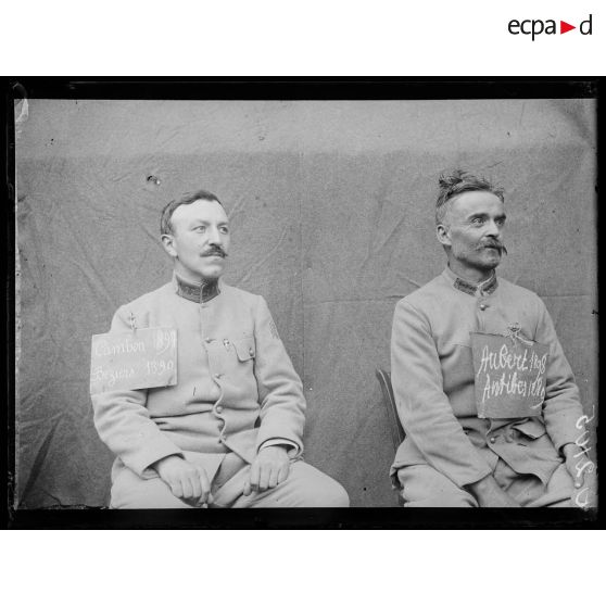 [Portrait de deux soldats qui portent sur le torse une pancarte comportant leur nom, leur classe, un lieu d'incorporation et un numéro matricule.]