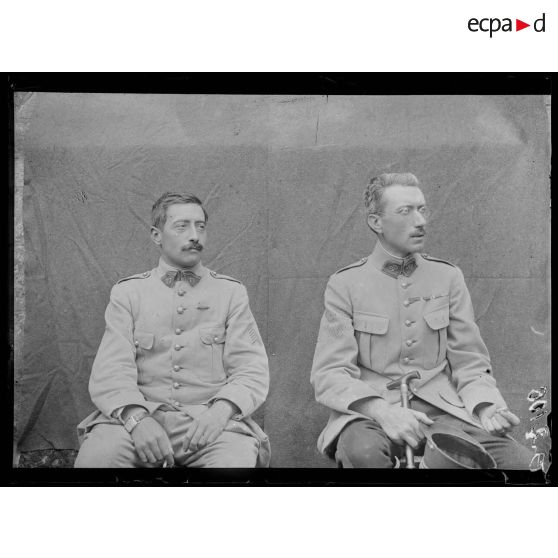 [Portrait de deux autorités militaires.]