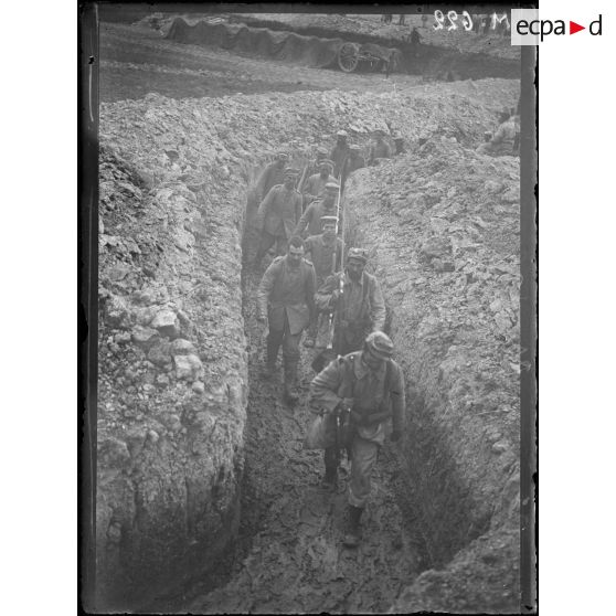 Des prisonniers allemands capturés dans le secteur de Massiges sont escortés vers l'arrière du front. [légende d'origine]