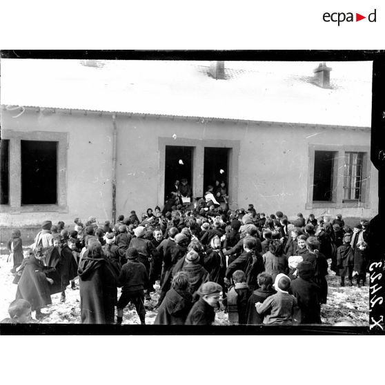 Toul (Meurthe-et-Moselle). Asile de Luxembourg. Croix-Rouge américaine. Une distribution de pommes. [légende d'origine]