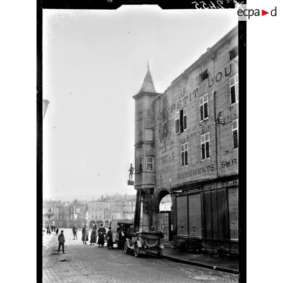 Pont-à-Mousson (Meurthe-et-Moselle). Un coin de la place Duroc. [légende d'origine]