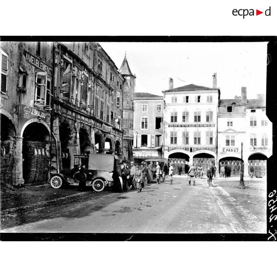 Pont-à-Mousson (Meurthe-et-Moselle). Devant le poste de secours au moment d'une alerte. [légende d'origine]