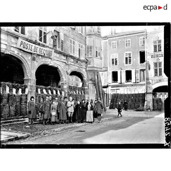 Pont-à-Mousson (Meurthe-et-Moselle). Devant le poste de secours. Infirmières de la Croix-Rouge américaine au moment d'une alerte. [légende d'origine]