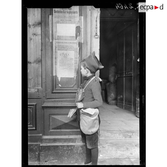 Pont-à-Mousson (Meurthe-et-Moselle). Enfant lisant un avis. [légende d'origine]