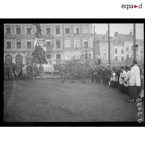 [Cérémonie militaire à Maubeuge libérée.]