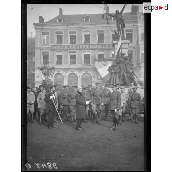 [Cérémonie militaire à Maubeuge libérée : les généraux Matheson et Horne remettent le drapeau à la garde canadienne.]