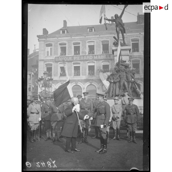 [Cérémonie militaire à Maubeuge libérée : les généraux Matheson et Horne remettent le drapeau à la garde canadienne.]