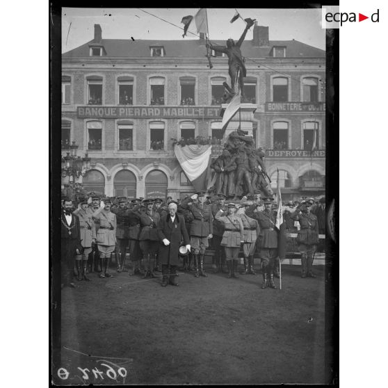 [Cérémonie militaire à Maubeuge libérée : les généraux Matheson et Horne remettent le drapeau à la garde canadienne.]