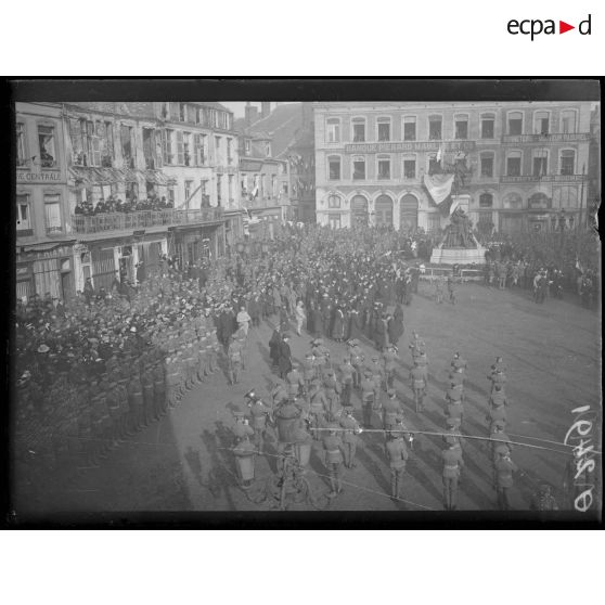 [Cérémonie militaire à Maubeuge libérée.]