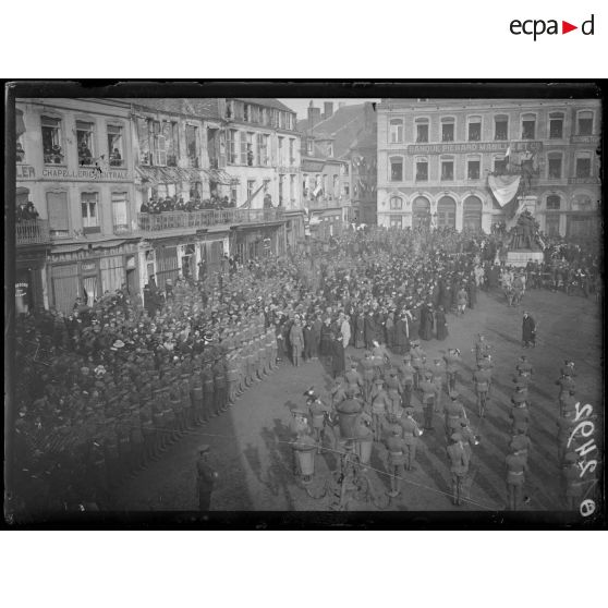 [Cérémonie militaire à Maubeuge libérée.]